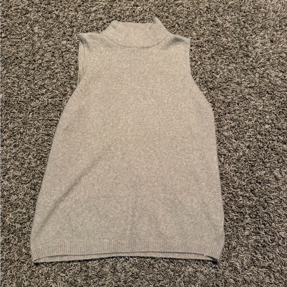 Tahari Light Gray Sleeveless Knit Top
